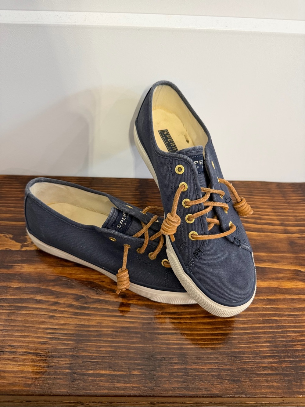 ❤️Sperry Navy Canvas Boat Shoes with Tan Laces❤️